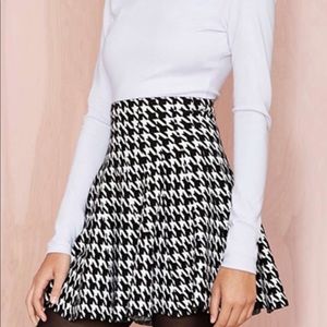Women’s Houndstooth Skater Skirt. Size Medium.